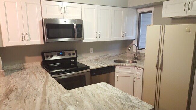 7 Augusta Dr in Clinton Township, NJ - Building Photo - Building Photo