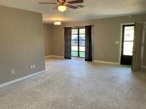 1367 Gainesville dr in Deltona, FL - Foto de edificio - Building Photo