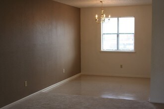 Albany Ridge in Lubbock, TX - Building Photo - Interior Photo