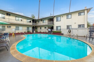 Chateau Laurel Apartments in North Hollywood, CA - Building Photo - Building Photo