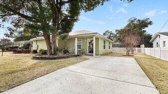 1600 W 12th St in Panama City, FL - Building Photo