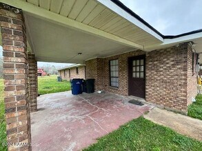 1907 LA-749 in Opelousas, LA - Foto de edificio - Building Photo