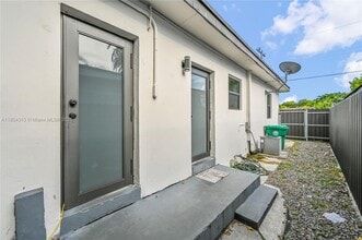 2465 NW 35th St in Miami, FL - Building Photo - Building Photo
