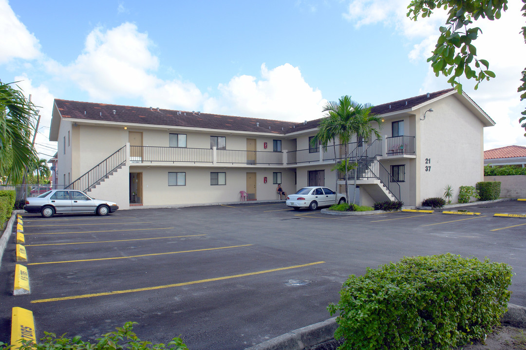 21-37 E 40th St in Hialeah, FL - Foto de edificio