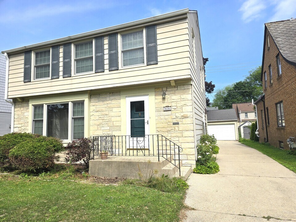 2626 N 73rd St in Wauwatosa, WI - Building Photo