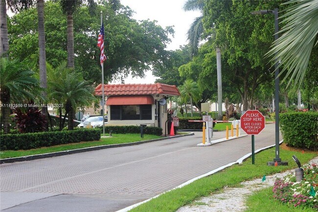 8941 S Hollybrook Blvd, Unit 203 in Pembroke Pines, FL - Building Photo - Building Photo