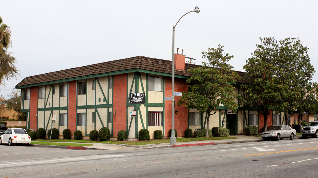 2111 E 7th St in Long Beach, CA - Building Photo