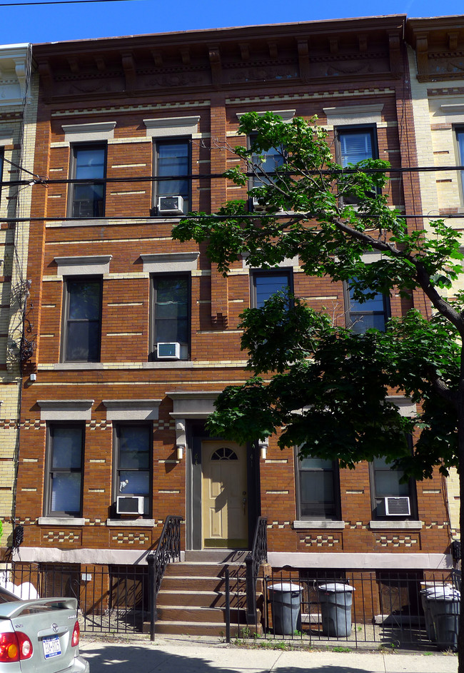 64-37 Catalpa Ave in Flushing, NY - Foto de edificio - Building Photo