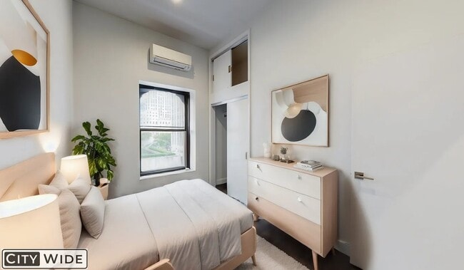 28 W 48th St in New York, NY - Building Photo - Building Photo