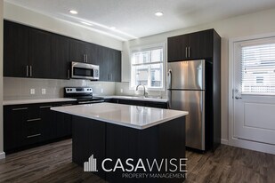 655-655 Watt Blvd SW in Edmonton, AB - Building Photo