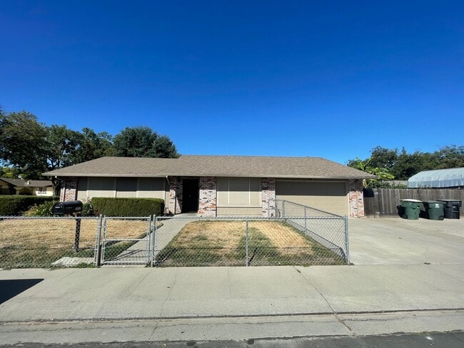 1217 Kara Ln in Modesto, CA - Building Photo - Building Photo
