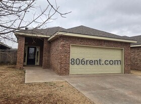 9812 Weatherford Ave in Lubbock, TX - Building Photo