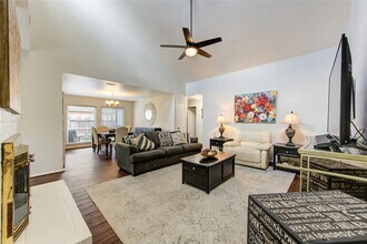 12147 Ella Lee Ln in Houston, TX - Building Photo - Building Photo