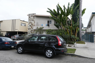 3345 Mentone Ave in Los Angeles, CA - Foto de edificio - Building Photo