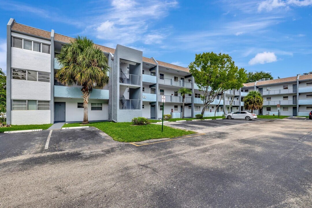8311 Sands Point Blvd, Unit 105 in Tamarac, FL - Foto de edificio