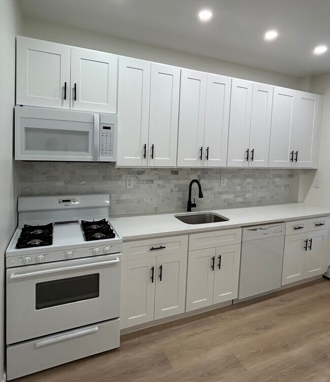 226 77th St, Unit Floor 1 in North Bergen, NJ - Building Photo - Building Photo