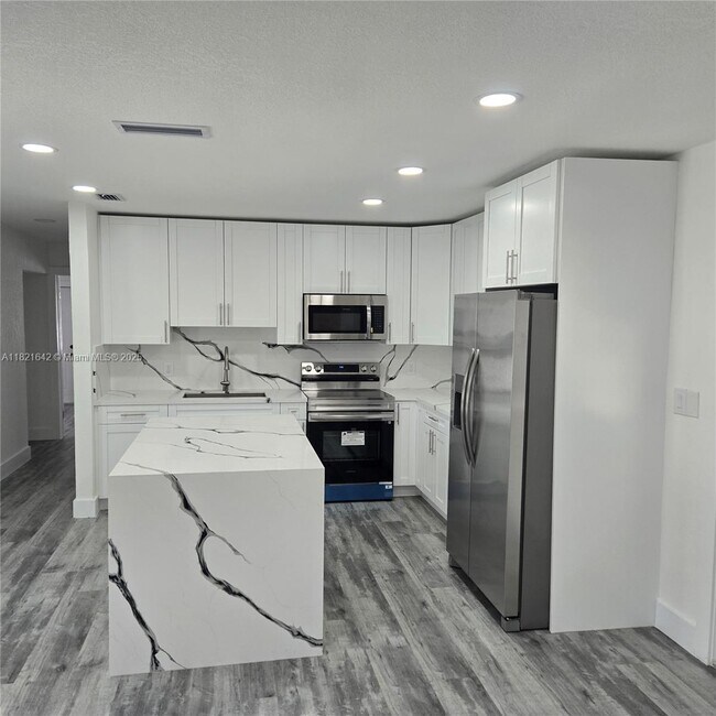 3740 Percival Ave in Miami, FL - Building Photo - Building Photo