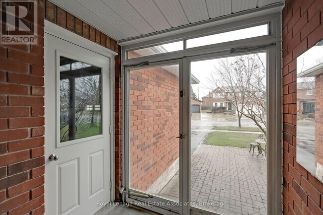 43 Corkett Dr in Brampton, ON - Building Photo - Building Photo