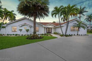 420 Harbour Dr in Naples, FL - Building Photo