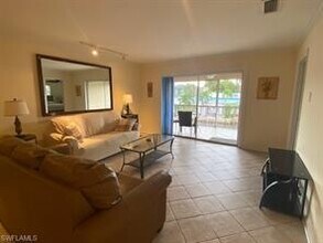 1320 Blue Point Ave-Unit -10 in Naples, FL - Foto de edificio - Building Photo