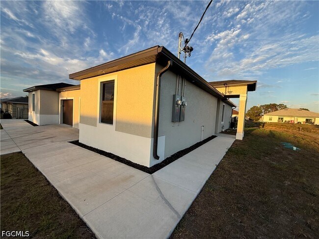 227 Hightower Ave S in Lehigh Acres, FL - Building Photo - Building Photo