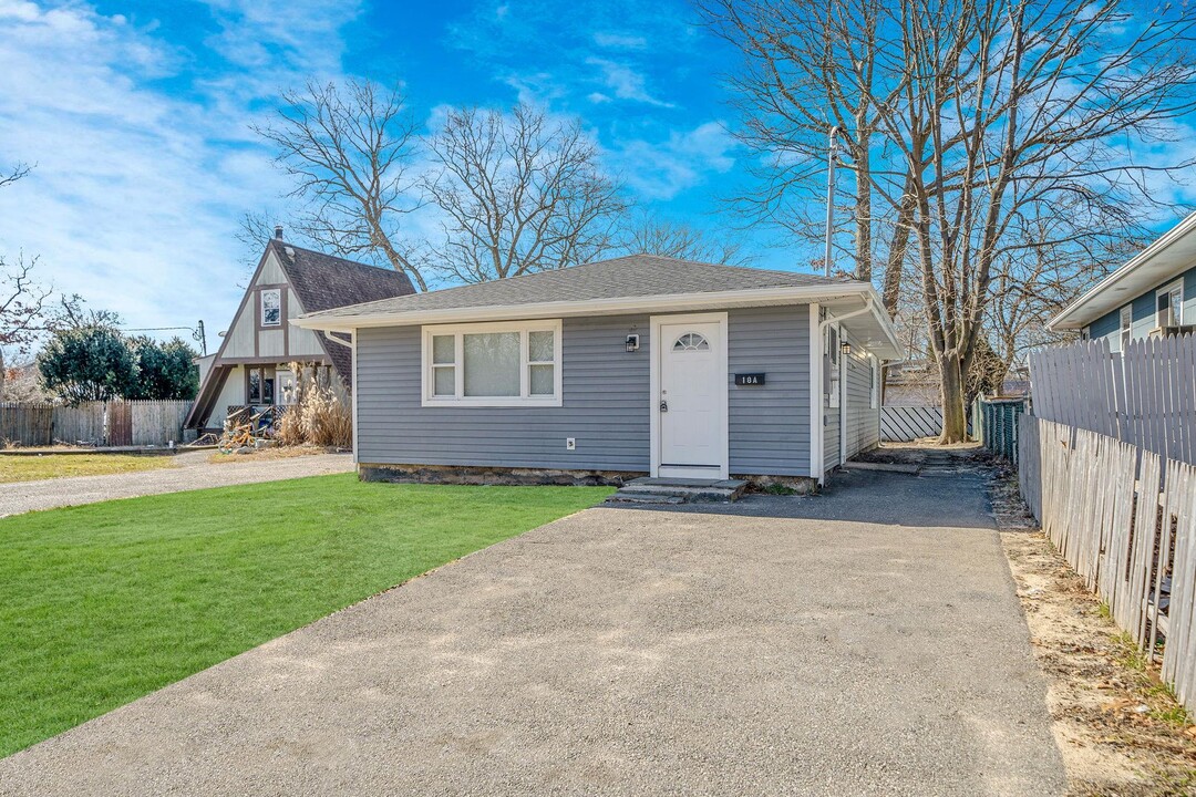 18A Broadway in Mastic, NY - Building Photo
