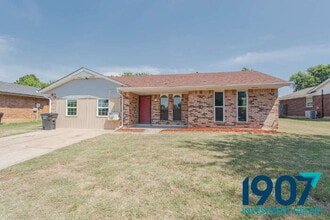 1005 SE 9th St in Moore, OK - Foto de edificio - Building Photo