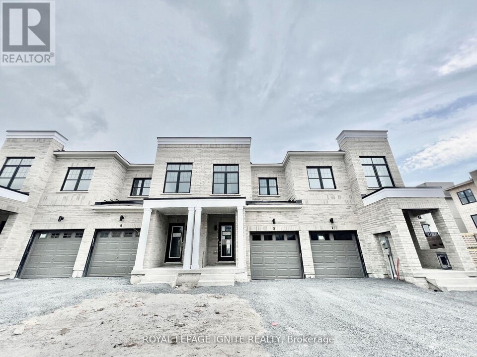 5 King George Way in Bowmanville, ON - Building Photo