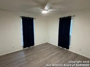 324 S San Eduardo Ave in San Antonio, TX - Building Photo - Building Photo