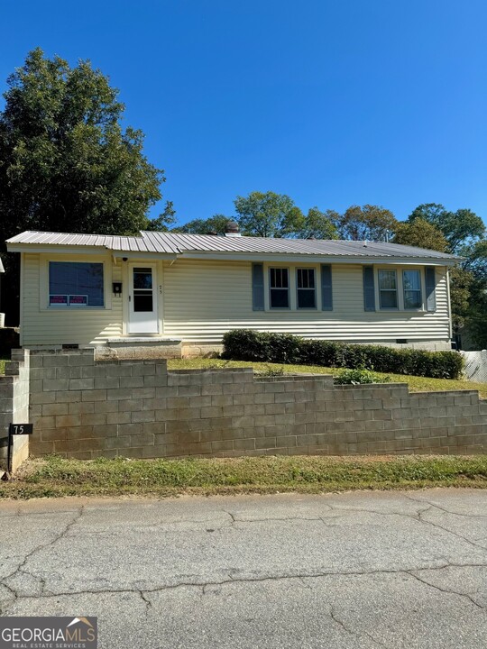 75 Park St in Toccoa, GA - Foto de edificio