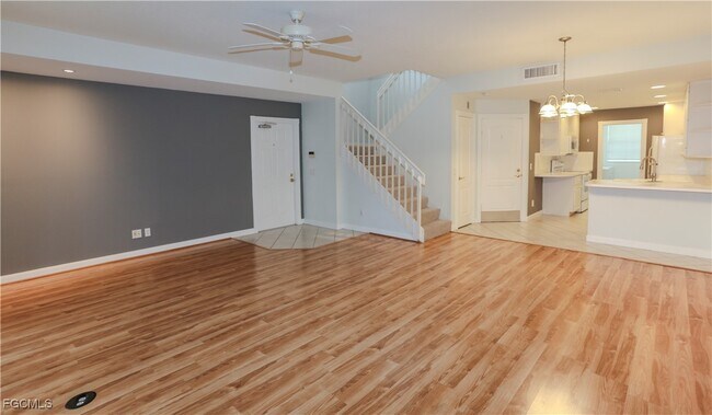 5823 Cove Cir in Naples, FL - Foto de edificio - Building Photo