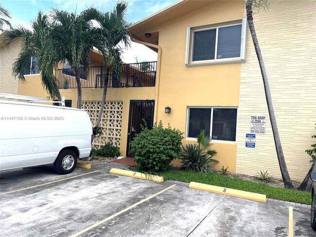 1733 Mayo St, Unit 2 in Hollywood, FL - Building Photo - Building Photo