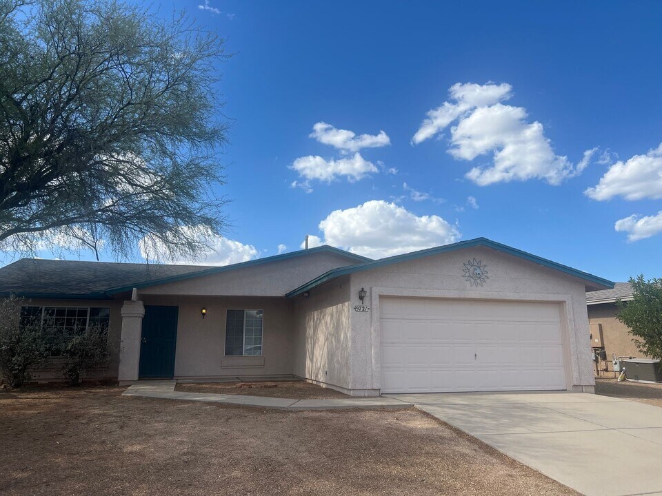 9721 E Bennett Dr in Tucson, AZ - Building Photo