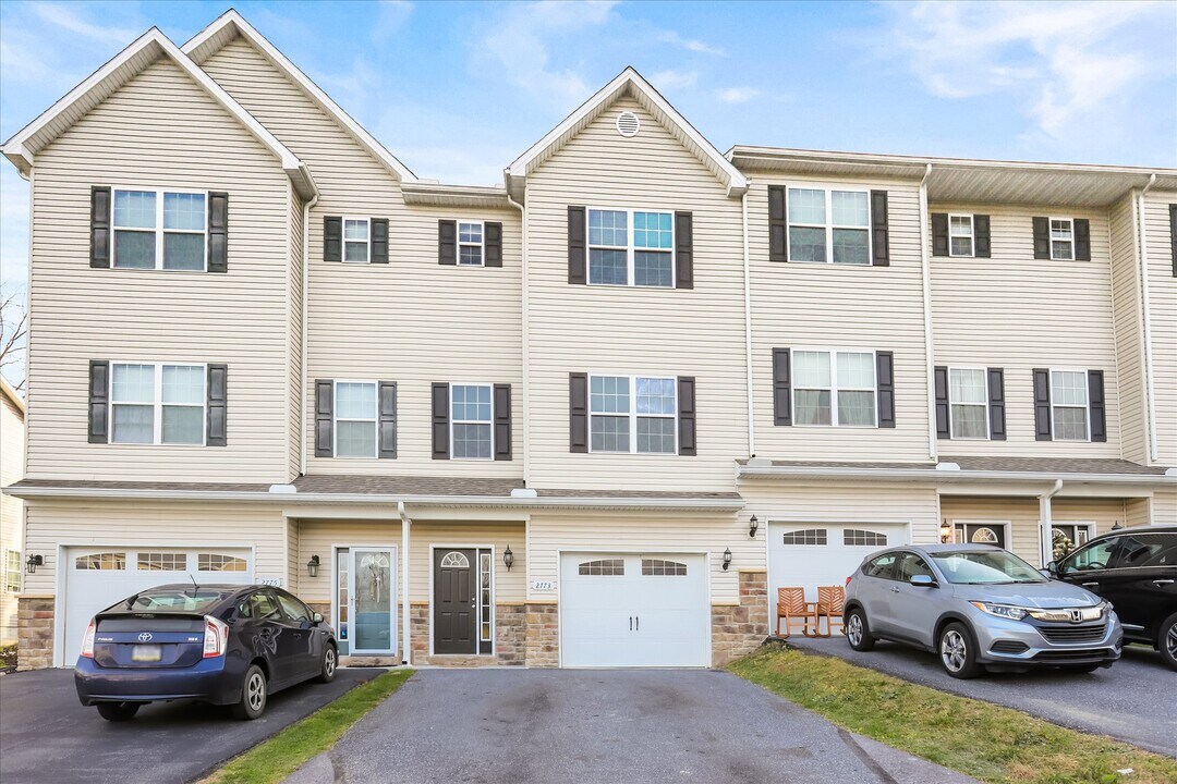 2783 Monticello Ln in Harrisburg, PA - Foto de edificio