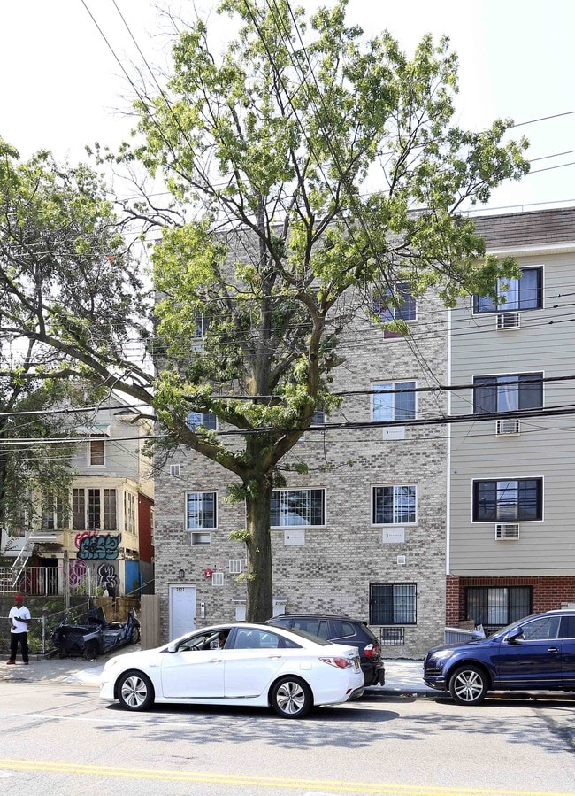 3527 Eastchester Rd in Bronx, NY - Building Photo - Building Photo