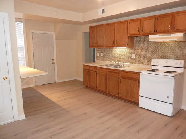 27 Acker St W, Unit #1