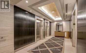 1-301 Old Mill Dr in Toronto, ON - Building Photo - Building Photo