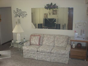 7146 Harding St, Unit 101 in Taylor, MI - Foto de edificio - Building Photo