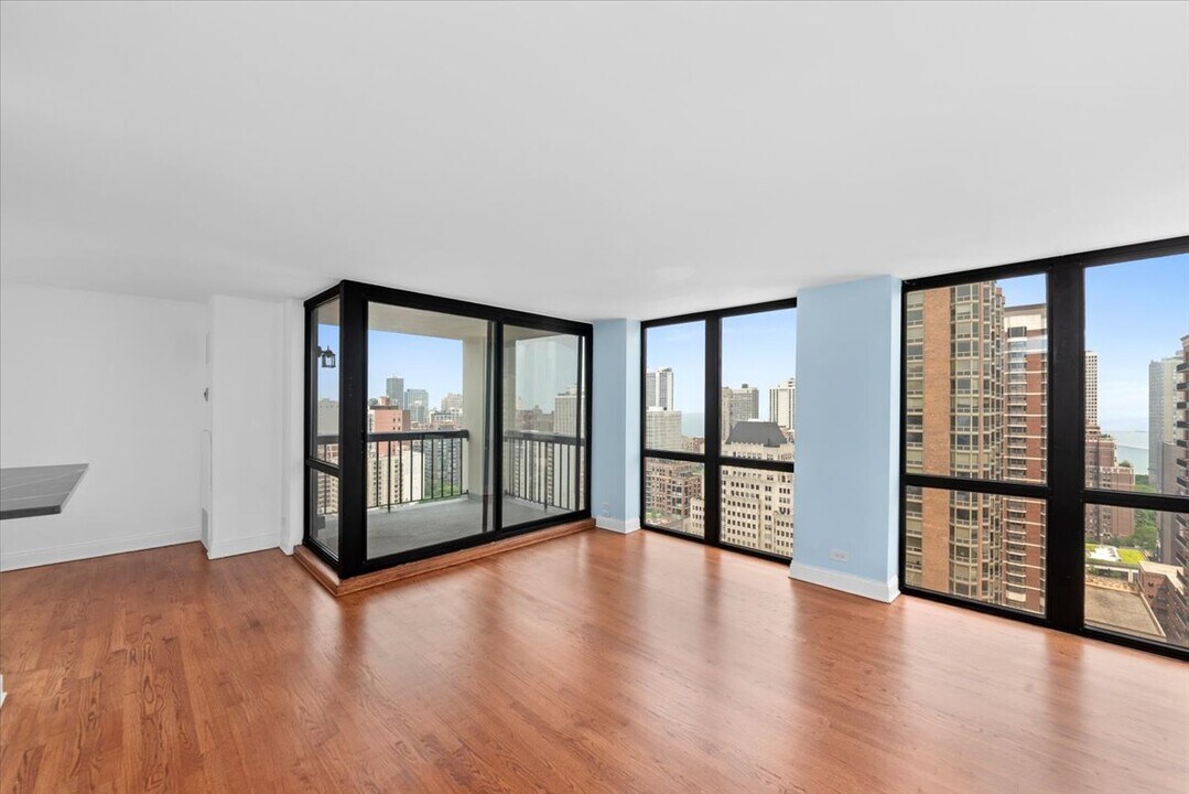 1122 N Clark St, Unit 2706 in Chicago, IL - Building Photo