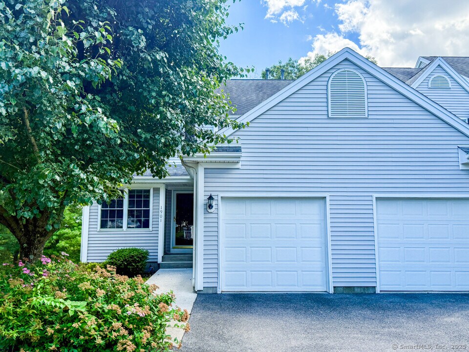 1901 Pinnacle Way in Danbury, CT - Building Photo