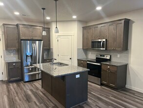 7327 S 13th St in Ridgefield, WA - Foto de edificio - Building Photo