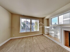 125 Wild Rose St in Fircrest, WA - Foto de edificio - Building Photo