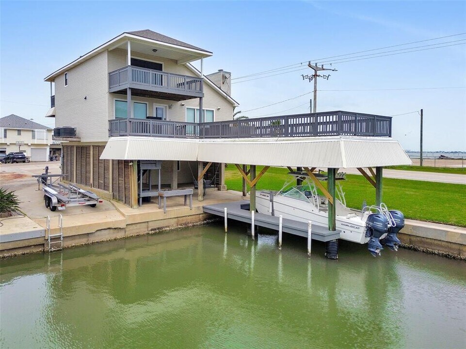 301 Commander Dr in Tiki Island, TX - Building Photo
