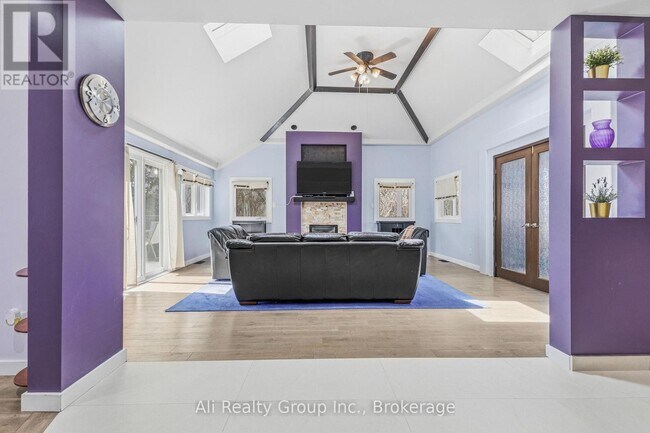 161 Herzberg Rd in Ottawa, ON - Building Photo - Building Photo