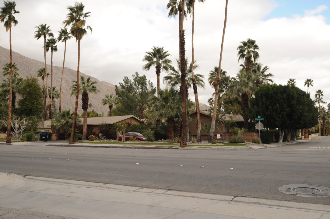 El Moro Villa Apartments in Palm Springs, CA - Building Photo