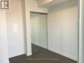 1 Yorkville Ave in Toronto, ON - Building Photo - Building Photo