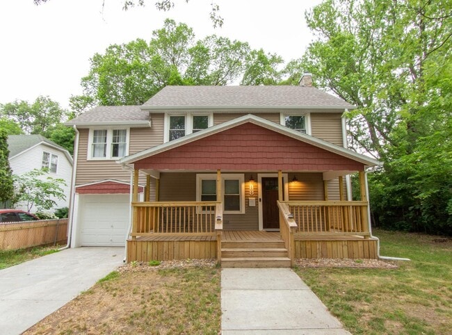 109 S Russell Ave