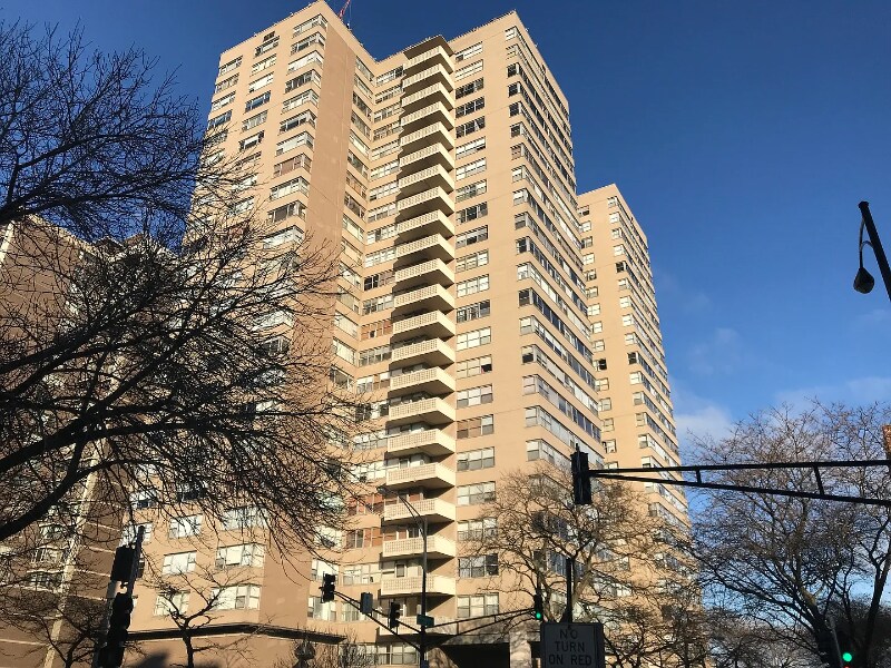 6301 N Sheridan Rd, Unit APT 8M in Chicago, IL - Foto de edificio