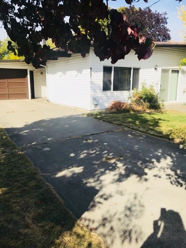 property at 907-909 N Johnson Ct