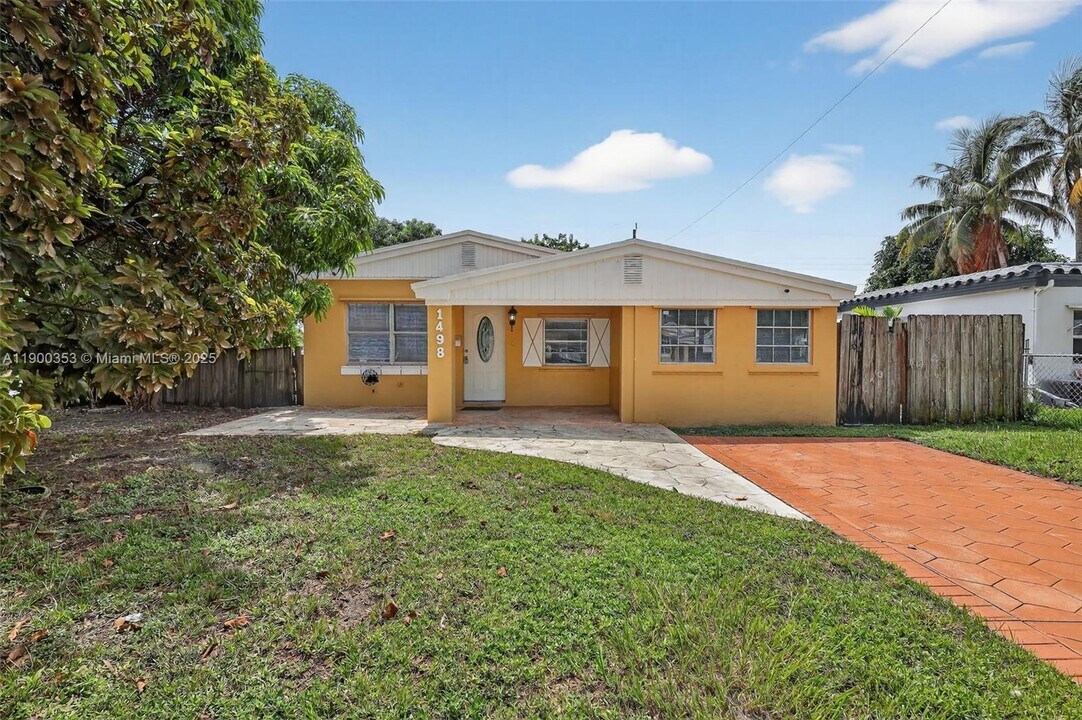 1498 NE 180th St in North Miami Beach, FL - Building Photo